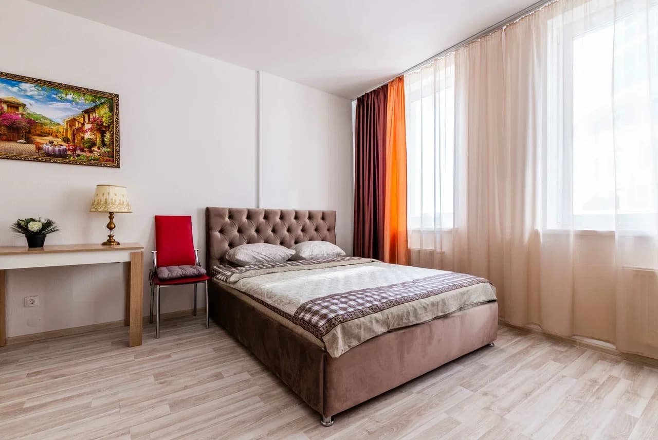 Снять квартиру-студию в Екатеринбурге на ул. Крестинского посуточно 1