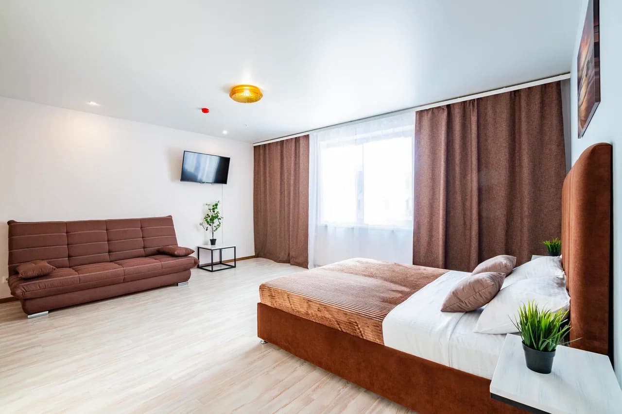 Снять квартиру-студию в Екатеринбурге у развязки Сибирского тракта посуточно 3