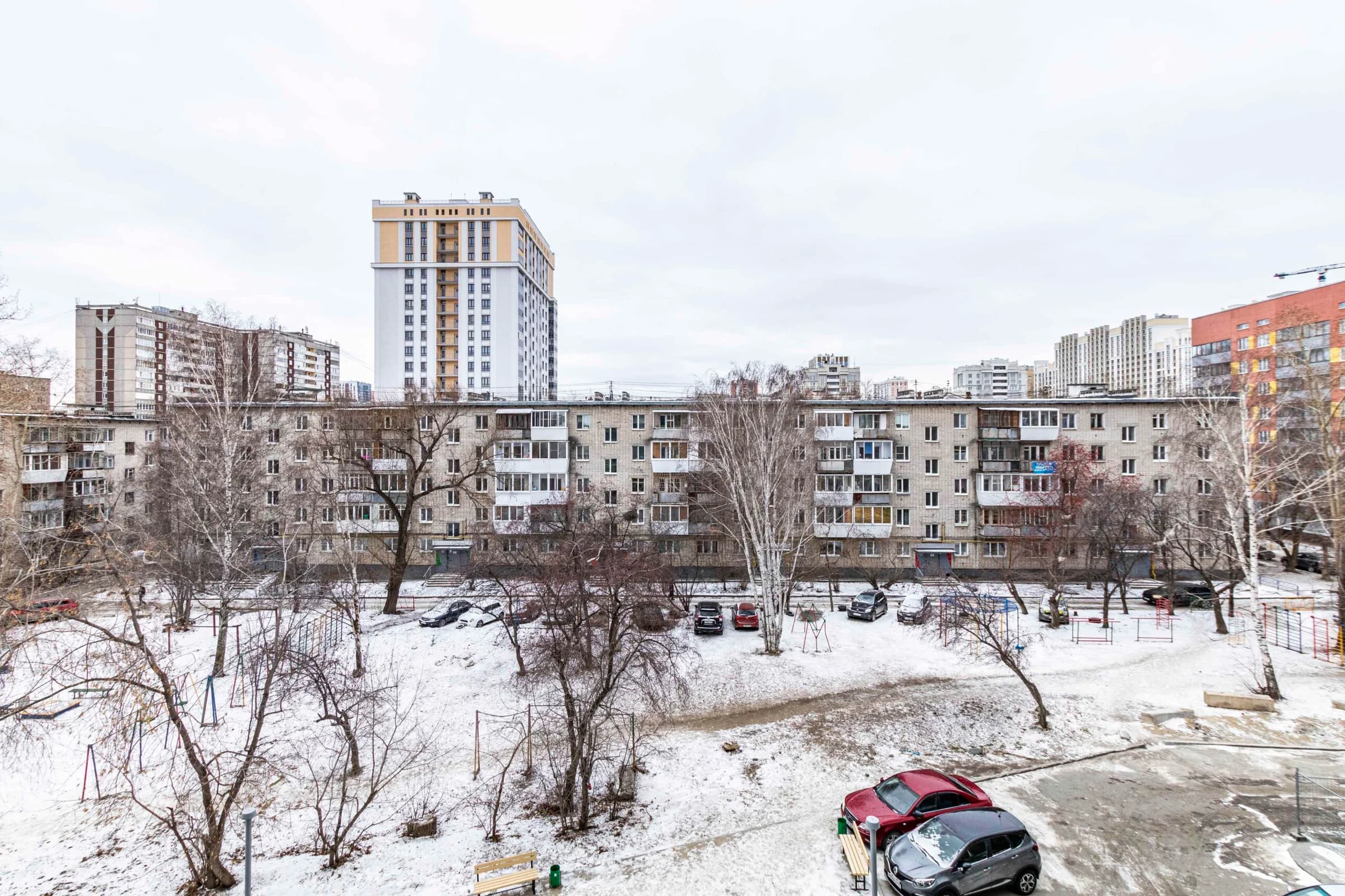 Снять современную студию в Екатеринбурге у метро Чкаловская рядом с ТРЦ Мегаполис Посуточно 1