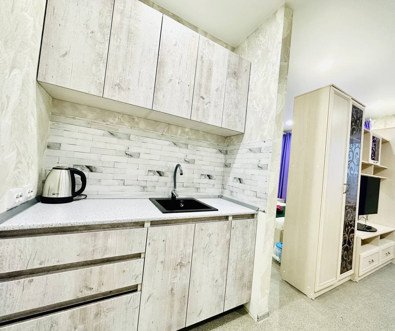 Снять студию в Ноябрьске у сквера Геологов и ТЦ «Арктика» посуточно 2